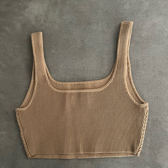 ARITZIA - Wilfred cropped sculpt square neck knit tank top in dark tan. - Picture 2 of 3